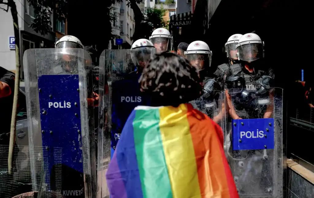 Turska: 63 osobe privedene nakon racija u gej barovima i prostorijama LGBTQ+ organizacija