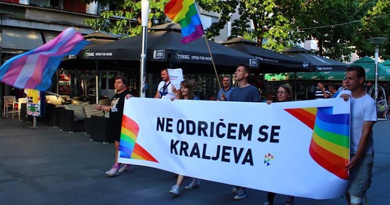 Učesnike Prajd karavana i novinare u Kraljevu gađali kamenicama i jajima 