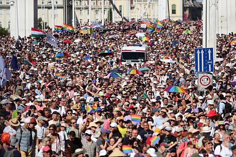 Mađarska: poslanici glasali za uklanjanje anti-LGBTQ+ odredbi iz Orbanovog zakona