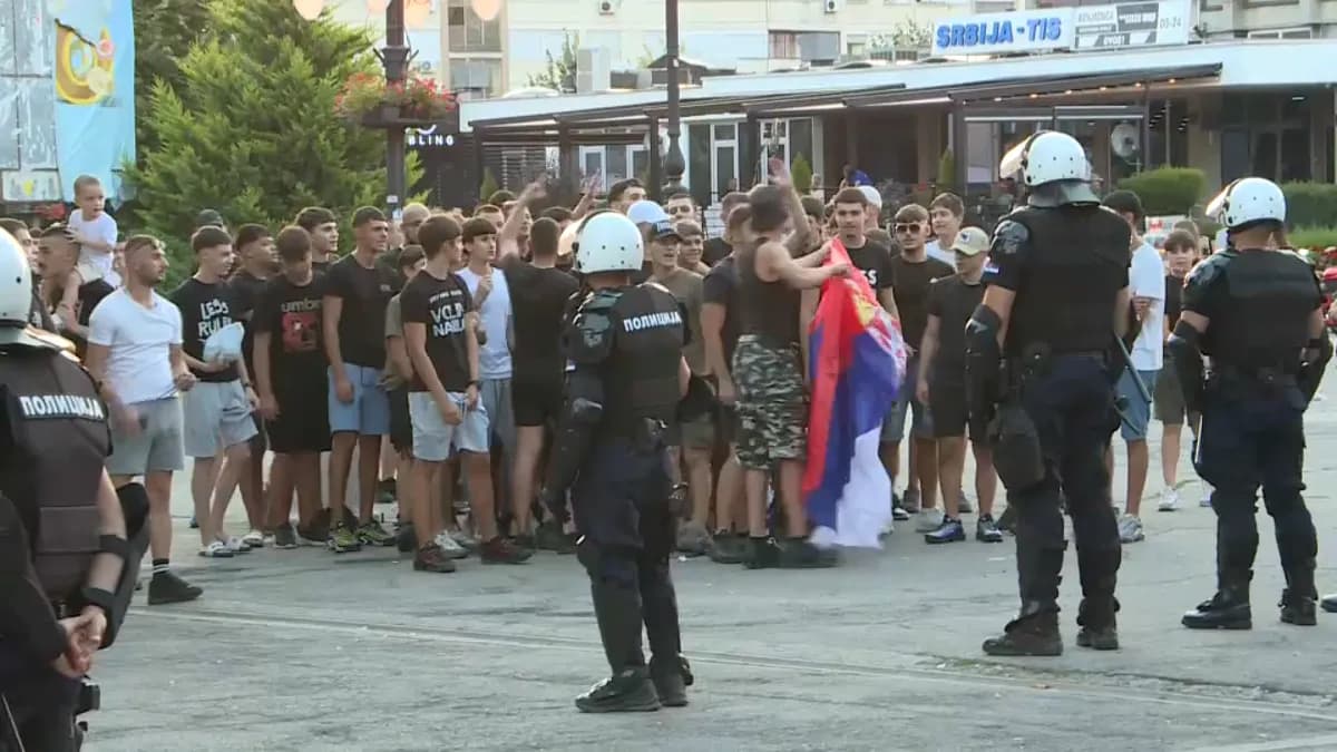 Dva kordona policije razdvajaju učesnike Prajd karavana i grupu mladića u Zaječaru 